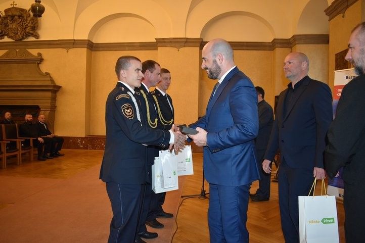 Slavnostní ocenění mimořádných skutků. Foto: H. Josefová 231208_oceneni_02