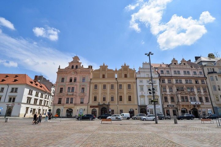 Památkově chráněný měšťanský dům na náměstí Republiky 12 (foto: M. Pecuch) 240703_Namesti_Republiky_12