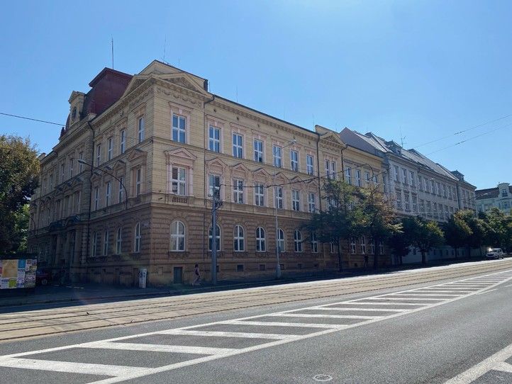 Fotografie současné budovy na Chodském náměstí (zdroj: archiv ZČU) 240830_ZCU_pedagogicka_1