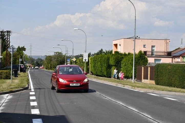 Na silnici v Radčicích se vrací provoz. Fotografie: R. Žáková 240902_radcice_silnice_01