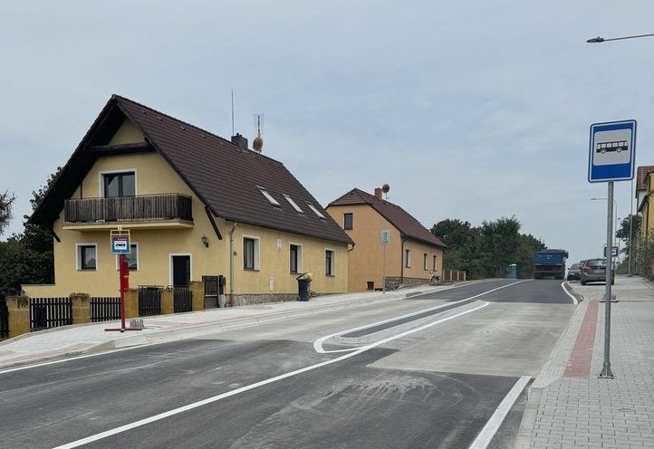 Zastávky v Liticích mají nová nástupiště. Část silnice má nový povrch. Fotografie: M. Hausner 240904_zastavky_litice_01