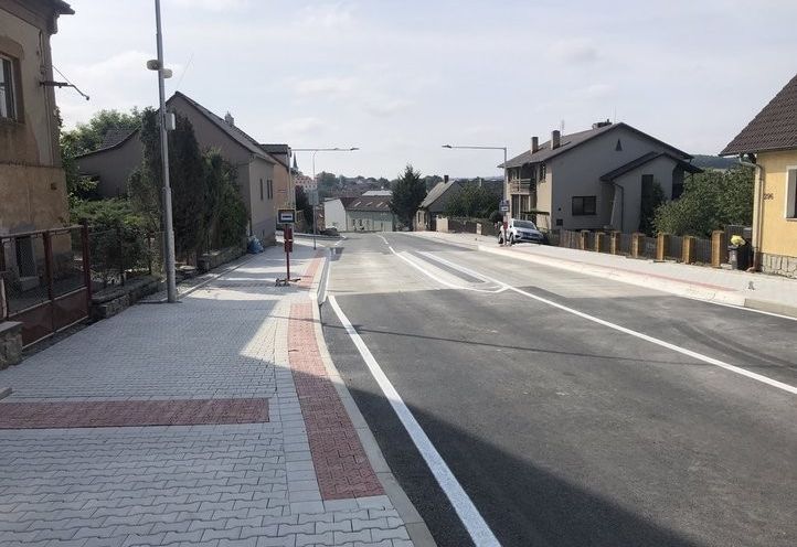 Zastávky v Liticích mají nová nástupiště. Část silnice má nový povrch. Fotografie: M. Hausner 240904_zastavky_litice_02