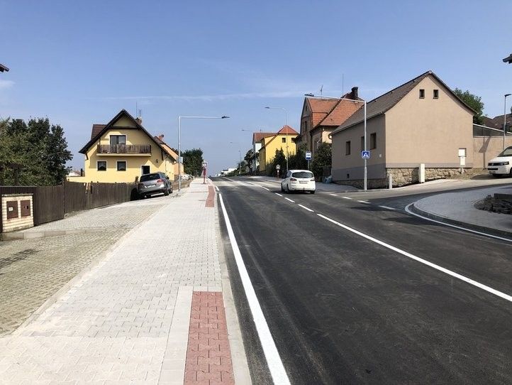 Zastávky v Liticích mají nová nástupiště. Část silnice má nový povrch. Fotografie: M. Hausner 240904_zastavky_litice_03