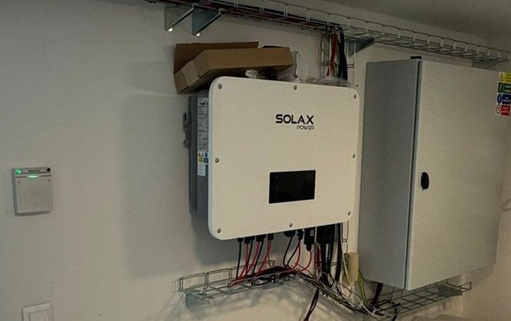 Servisní místnost služebny městské policie v Polední ulici 240911_Fotovoltaika_1