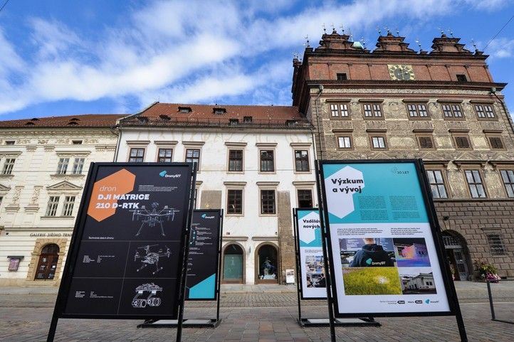 Fotografie ze zahájení výstavy: M. Pecuch 240930_Drony_10_let_1