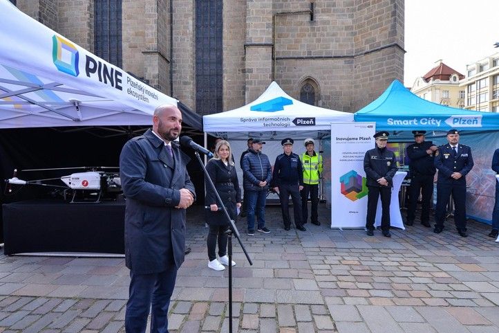 Fotografie ze zahájení výstavy: M. Pecuch 240930_Drony_10_let_2