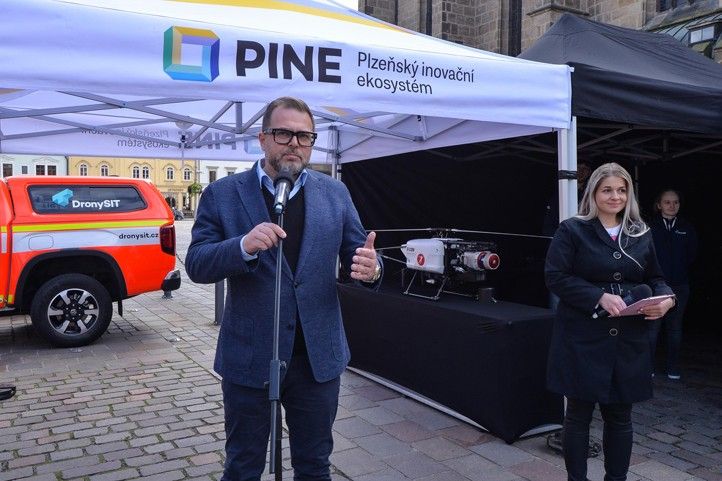 Fotografie ze zahájení výstavy: M. Pecuch 240930_Drony_10_let_3