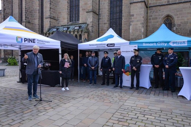 Fotografie ze zahájení výstavy: M. Pecuch 240930_Drony_10_let_4