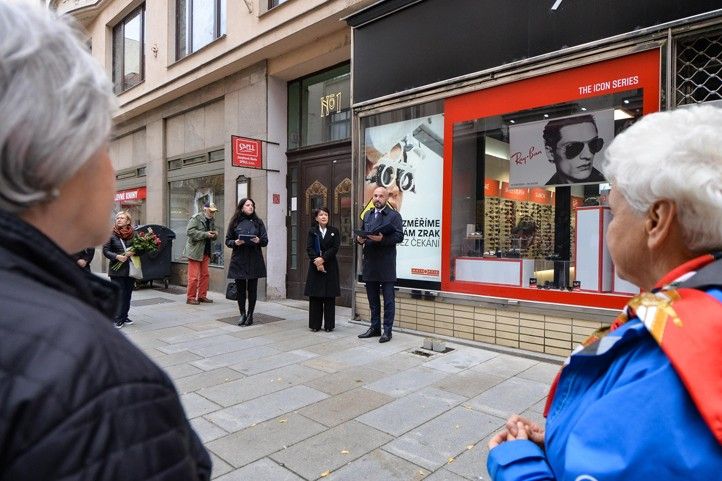 Položení kamenů zmizelých v ulici B. Smetany č. 1 (fotografie: M. Pecuch) 240930_Stolpersteine_B_Smetany_1