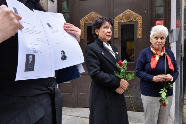 Položení kamenů zmizelých v ulici B. Smetany č. 1 (fotografie: M. Pecuch) 240930_Stolpersteine_B_Smetany_2