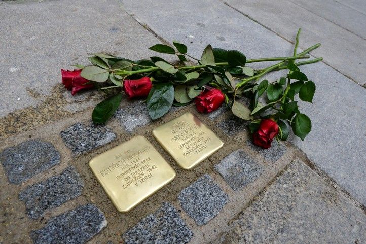 Položení kamenů zmizelých v ulici B. Smetany č. 1 (fotografie: M. Pecuch) 240930_Stolpersteine_B_Smetany_3