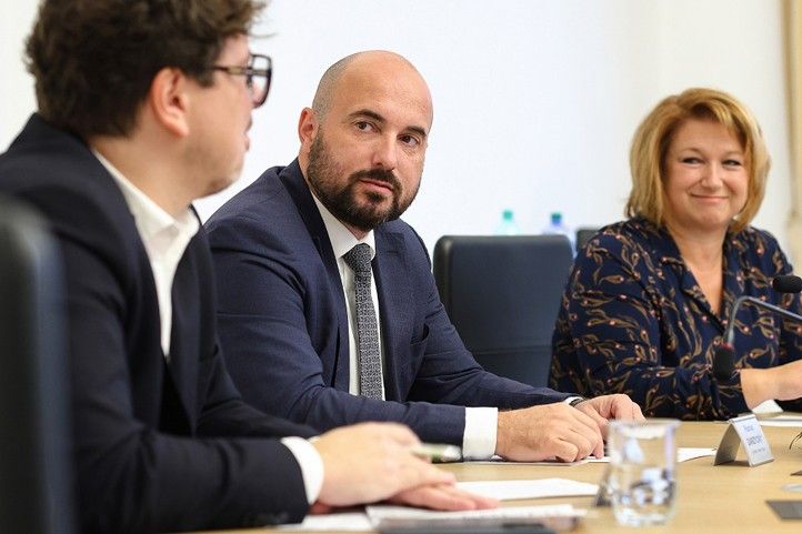 Fotografie z tiskové konference: Z. Vaiz 241001_28_rijen_Vznik_republiky_2