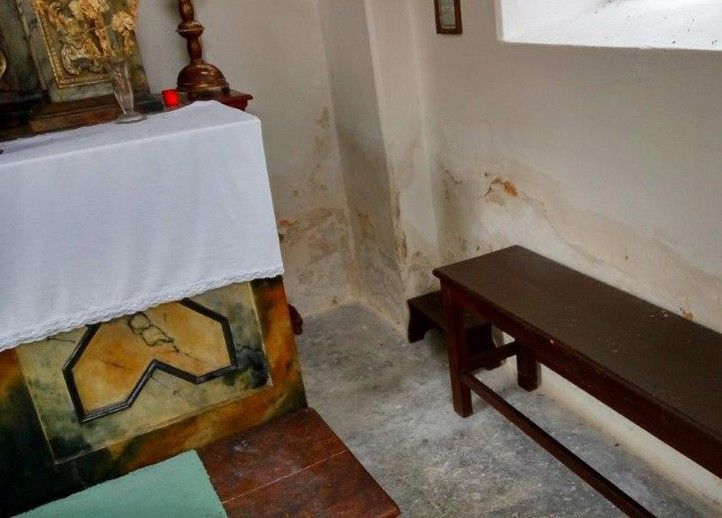 Interiér kapličky před rekonstrukcí (foto: I. Pelíšková) 241009_Kaplicka_Cernice_1