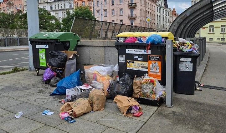 Stav před vyřešením nepořádku kolem nádob na mostu Ivana Magora Jirouse (zdroj foto: Facebook.com) 241015_Nadrazi_jizni_jizak_popelnice_8