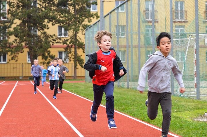 Otevření opravené atletické dráhy na 21. ZŠ (fotografie: M. Pecuch) 241018_21_ZS_Atlet_oval_deti_sport_6