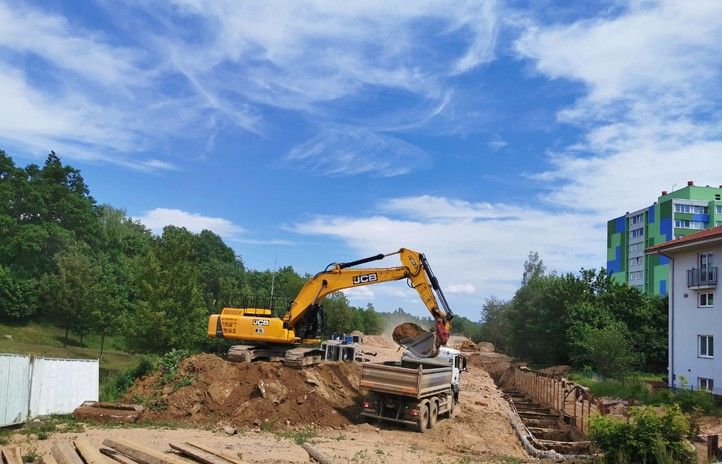 Stavba Roudenského kanalizačního sběrače (zdroj ilustrační fotografie: Vodárna Plzeň) 241025_Vodarna_Roudna_kanalizacni_sberac_bagr