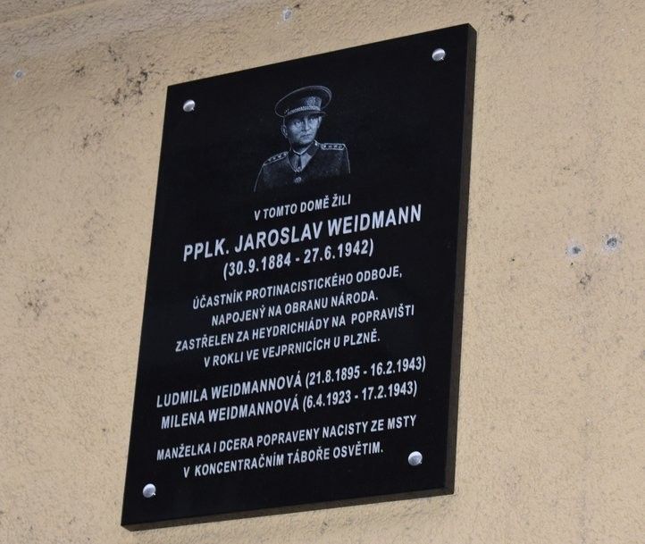 Slavnostní odhalení pamětní desky. Fotografie: B. Hájková 241112_pametni_deska_weidman_02