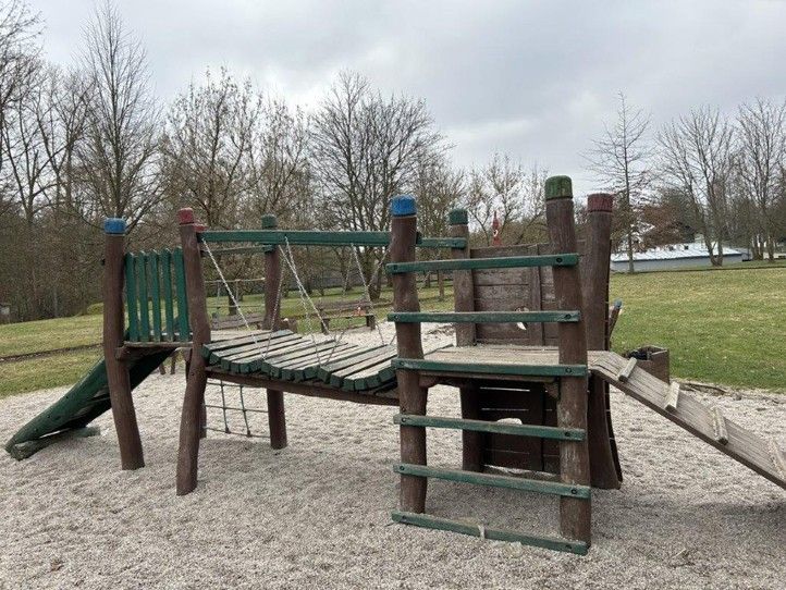 Hřiště před obnovou (zdroj fotografií: Správa veřejného statku města Plzně) 241127_Ceske_udoli_hriste_pred_1