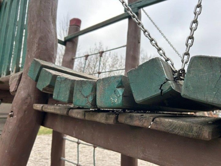 Hřiště před obnovou (zdroj fotografií: Správa veřejného statku města Plzně) 241127_Ceske_udoli_hriste_pred_2