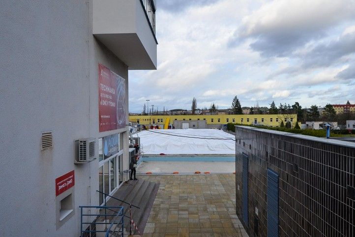 Instalace nafukovací haly (fotografie: M. Pecuch) 241129_Nafukovaci_hala_bazen_Slovany_1