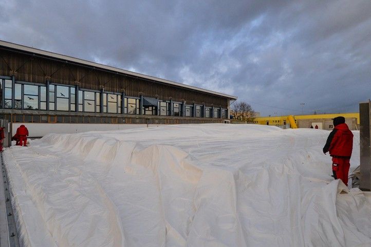 Instalace nafukovací haly (fotografie: M. Pecuch) 241129_Nafukovaci_hala_bazen_Slovany_2