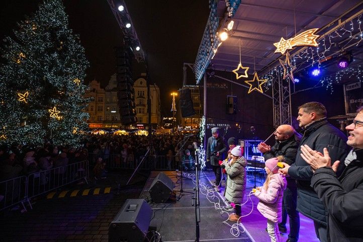 Rozsvícení vánočního stromu v Plzni (fotografie: R. Muchka) 241202_Advent_vanocni_strom_1