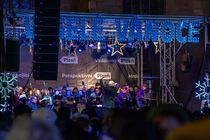 Rozsvícení vánočního stromu v Plzni (fotografie: R. Muchka) 241202_Advent_vanocni_strom_3