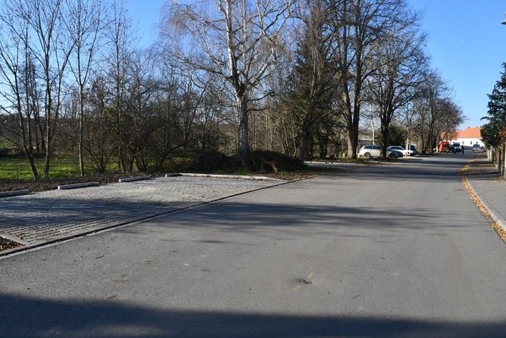 Parkovací místa po úpravách (fotografie: R. Žáková) 241209_Parkovani_Koterov_Po_1