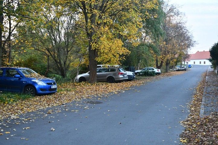 Parkovací místa před úpravami (foto: R. Žáková) 241209_Parkovani_Koterov_Pred