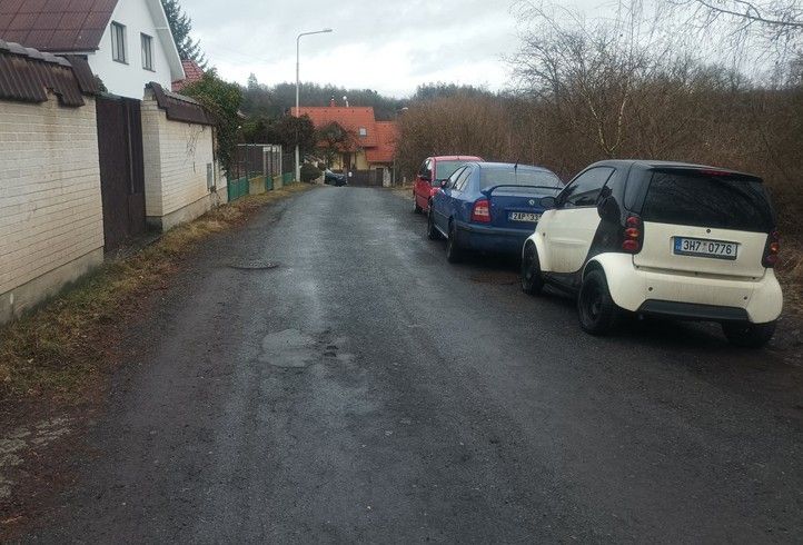 Část ulice Ve Višňovce - před opravou (zdroj foto: Správa veřejného statku města Plzně) 241210_Visnovka_SVS_Pred_1