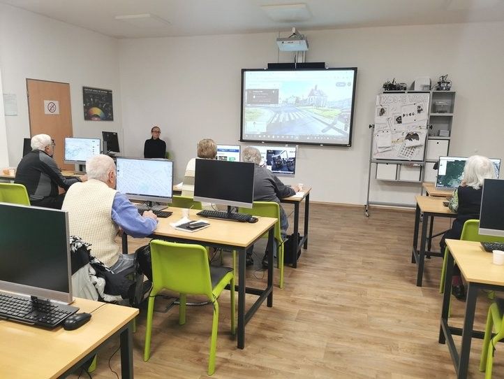 Počítačové kurzy pro seniory v Centru robotiky. Fotografie:  241218_kurzy_seniori_01