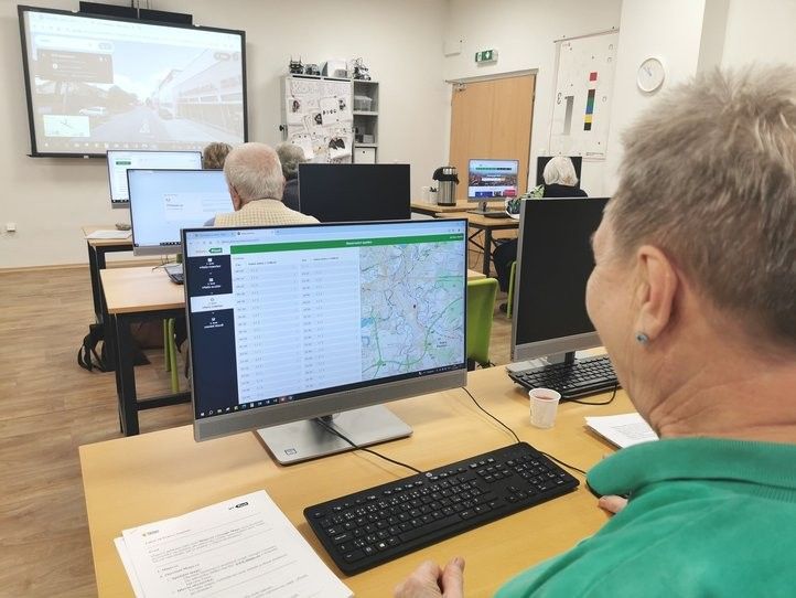 Počítačové kurzy pro seniory v Centru robotiky. Fotografie:  241218_kurzy_seniori_02
