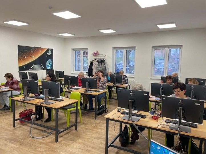 Počítačové kurzy pro seniory v Centru robotiky. Fotografie:  241218_kurzy_seniori_03