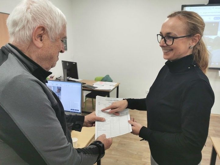 Počítačové kurzy pro seniory v Centru robotiky. Fotografie:  241218_kurzy_seniori_04