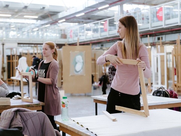 Fakulta designu a umění Ladislava Sutnara Západočeské univerzity v Plzni (FDU ZČU) spouští nový cyklus jarních kurzů pro veřejnost. Letos nabídne šest uměleckých oborů – mezi nimi šperk, malbu nebo fotografii. Zájemci o umění a design mají jedinečnou příležitost vzdělávat se pod vedením renomovaných umělců, designérů a kunsthistoriků. Výuka startuje už 10. února. 250114_Kurzy_Sutnarka_1