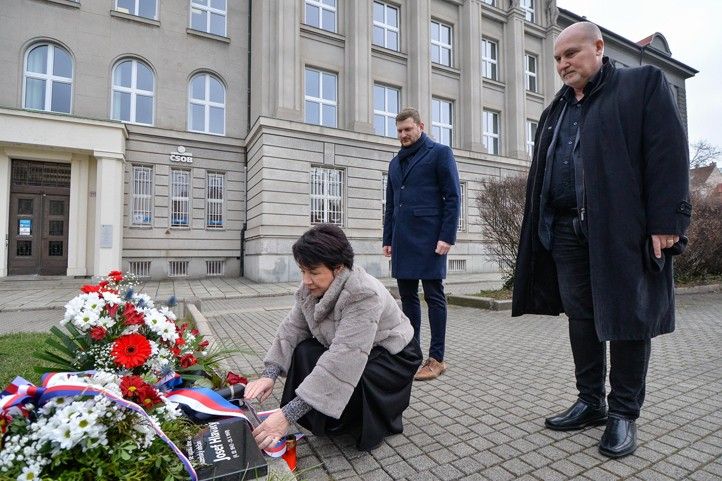 Položení květin k pamětní desce (fotografie: M. Pecuch) 250120_Hlavaty_1