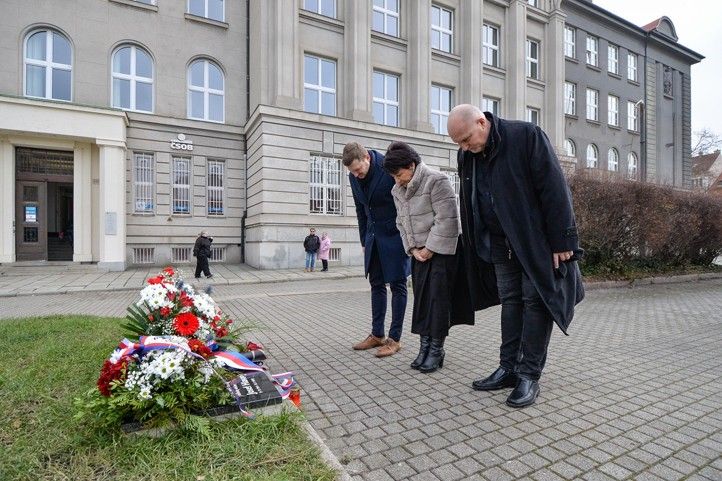 Položení květin k pamětní desce (fotografie: M. Pecuch) 250120_Hlavaty_2