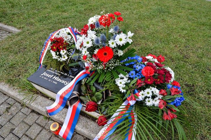 Položení květin k pamětní desce (fotografie: M. Pecuch) 250120_Hlavaty_4