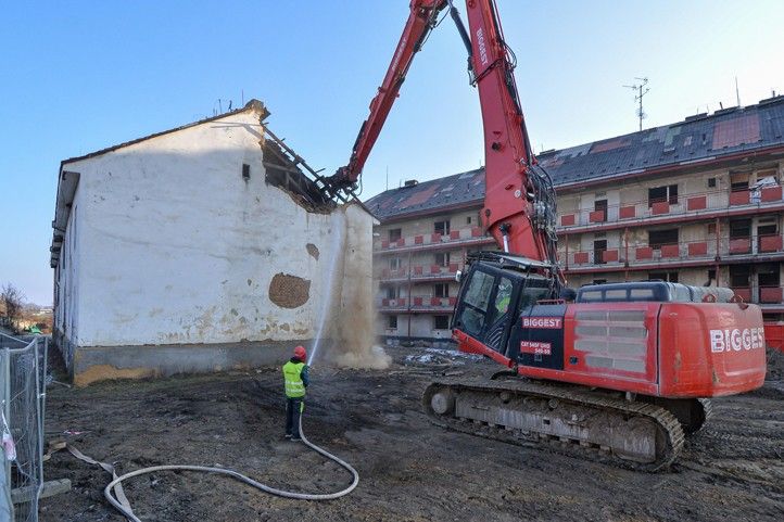 Zahájení demolice pavlačového domu na Jateční (fotografie: M. Pecuch) 250217_Pavlacovy_dum_Jatecni_1