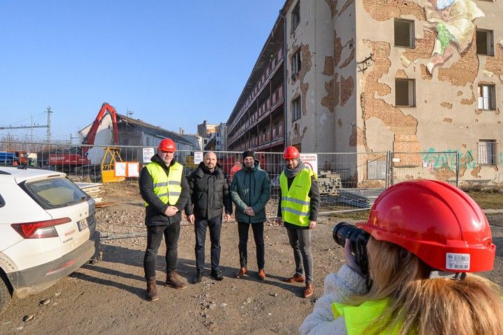 Zahájení demolice pavlačového domu na Jateční (fotografie: M. Pecuch) 250217_Pavlacovy_dum_Jatecni_2