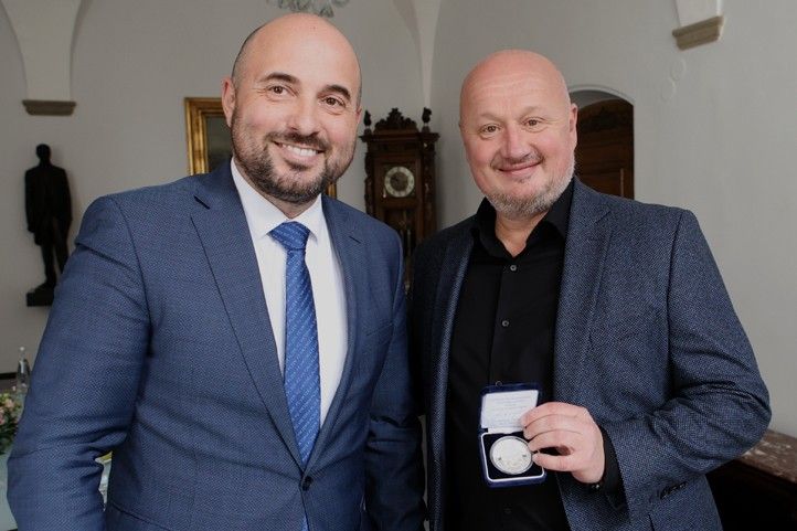 Spolumajitele plzeňské fotbalové Viktorky a dlouholetého přítele Adolfa Šádka přijal v úterý 4. března 2025 v den jeho kulatých 50. narozenin primátor města Plzně Roman Zarzycký. Muži, jenž patří mezi nejvýznamnější osobnosti českého fotbalu, poděkoval za vše, co v čele Viktorky dokázal a popřál mu úspěch i do dalších let. Symbolicky si pro setkání primátor zvolil viktoriánskou kravatu, Adolf Šádek přijal pozvání i s partnerkou a dcerkou. 250304_Sadek_2