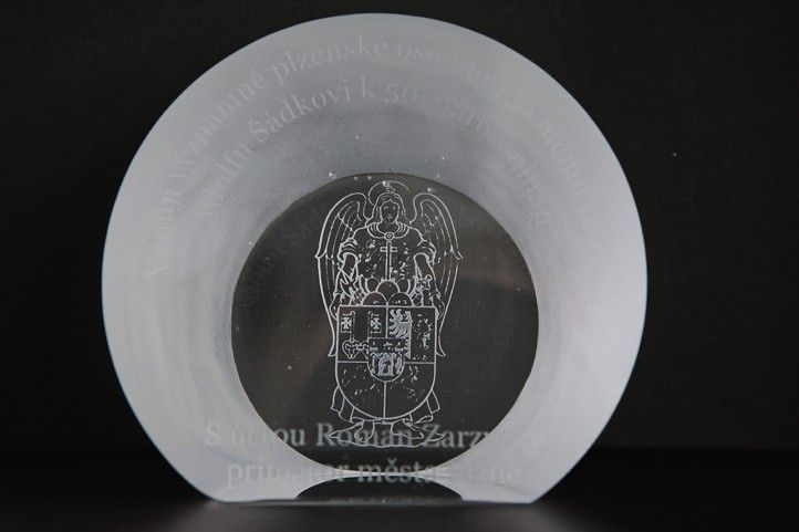 Spolumajitele plzeňské fotbalové Viktorky a dlouholetého přítele Adolfa Šádka přijal v úterý 4. března 2025 v den jeho kulatých 50. narozenin primátor města Plzně Roman Zarzycký. Muži, jenž patří mezi nejvýznamnější osobnosti českého fotbalu, poděkoval za vše, co v čele Viktorky dokázal a popřál mu úspěch i do dalších let. Symbolicky si pro setkání primátor zvolil viktoriánskou kravatu, Adolf Šádek přijal pozvání i s partnerkou a dcerkou. 250304_Sadek_4