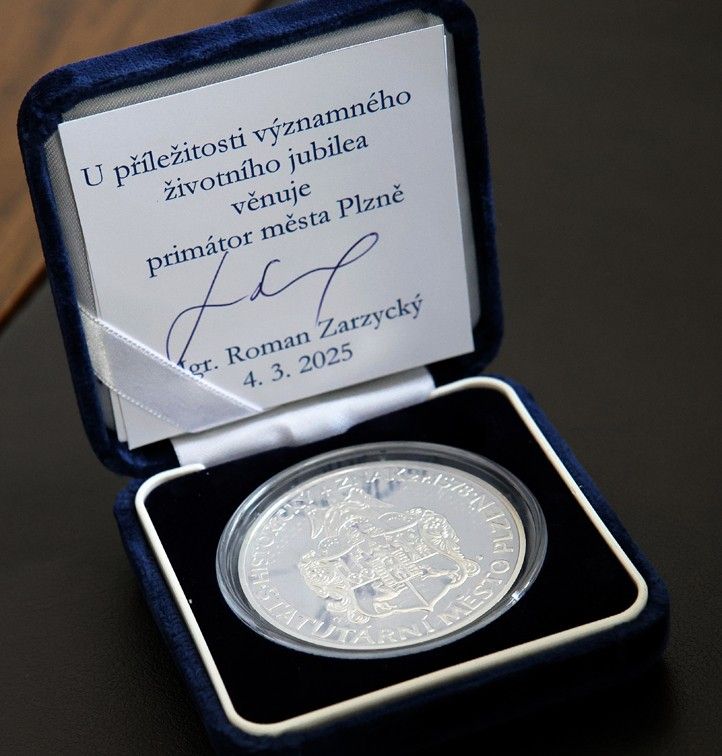 Spolumajitele plzeňské fotbalové Viktorky a dlouholetého přítele Adolfa Šádka přijal v úterý 4. března 2025 v den jeho kulatých 50. narozenin primátor města Plzně Roman Zarzycký. Muži, jenž patří mezi nejvýznamnější osobnosti českého fotbalu, poděkoval za vše, co v čele Viktorky dokázal a popřál mu úspěch i do dalších let. Symbolicky si pro setkání primátor zvolil viktoriánskou kravatu, Adolf Šádek přijal pozvání i s partnerkou a dcerkou. 250304_Sadek_5