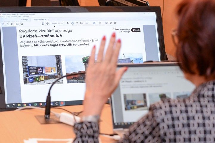 Plzeň omezí reklamu ve veřejném prostoru. Fotografie: M. Pecuch 250305_TK_Vizualni_smog_2
