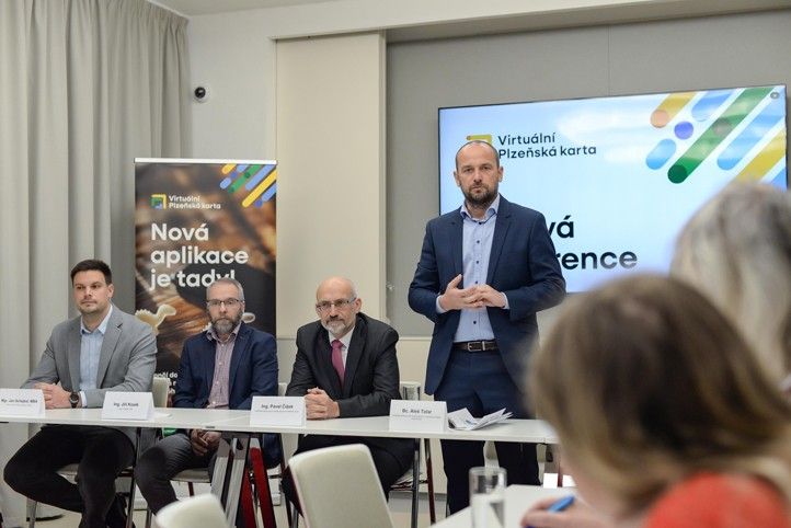 Fotografie z tiskové konference: M. Pecuch 250313_Virtualni_Plzenska_karta_2