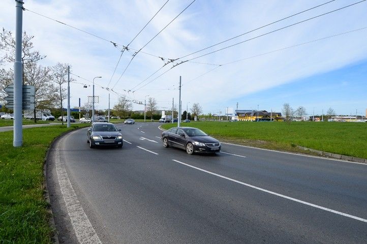 Okružní křižovatka u Makra (ilustrační foto: M. Pecuch) 250327_Kruhovy_objezd_Makro_1