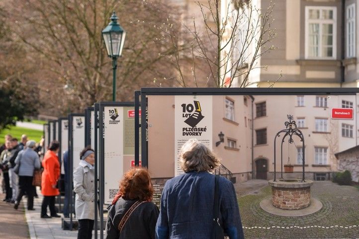 Fotografie z vernisáže výstavy: M. Pecuch 250401_Vystava_Dvorky_1
