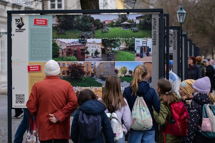 Fotografie z vernisáže výstavy: M. Pecuch 250401_Vystava_Dvorky_3