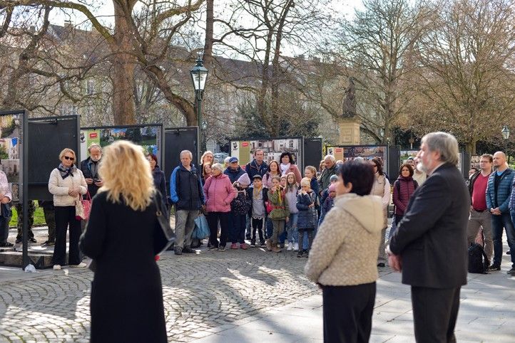 Fotografie z vernisáže výstavy: M. Pecuch 250401_Vystava_Dvorky_6