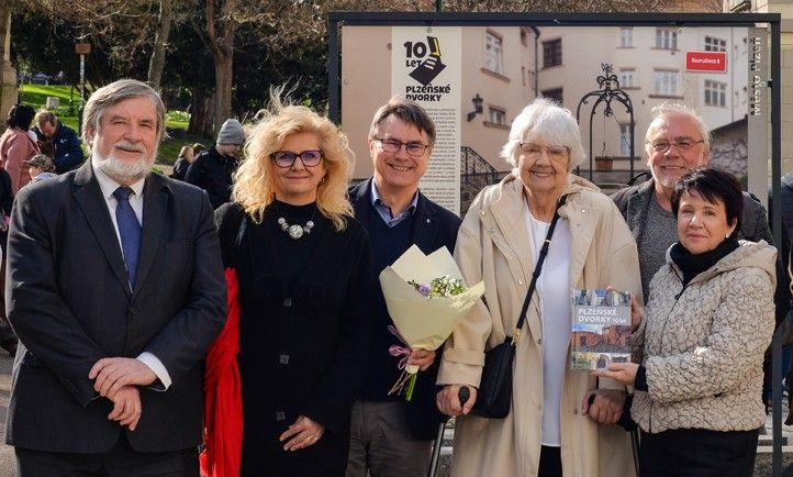 Fotografie z vernisáže výstavy: M. Pecuch 250401_Vystava_Dvorky_7